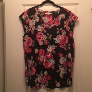 Daniel Rainn v neck top